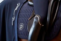 Cooler Rug Mesh Platinum Pure SS23 -Equestrian Supplie Shop Eskadron Abschwitzdecke Mesh PlatinumPure navy Lifestyle 1 1280x1280