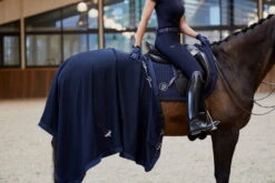 Cooler Rug Mesh Platinum Pure SS23 -Equestrian Supplie Shop Eskadron Abschwitzdecke Mesh PlatinumPure navy Lifestyle 3 1280x1280