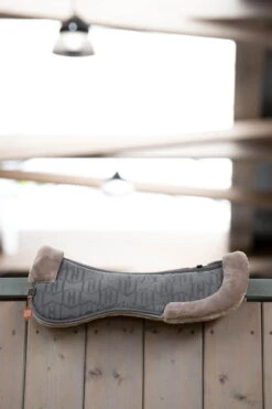 Saddle Pad Micro FauxFur Heritage 23/24 5 Saddle Pad Micro FauxFur Heritage 23/24 -Equestrian Supplie Shop esk 0223 kam 251056 465 250 processed 1280x1280