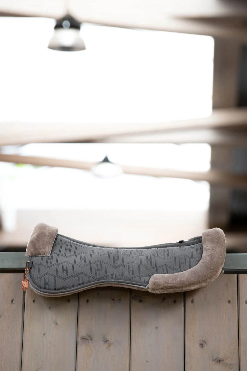 Saddle Pad Micro FauxFur Heritage 23/24 4 Saddle Pad Micro FauxFur Heritage 23/24 - Image 2