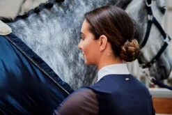 Cooler Rug Satin Show Platinum 2022 8 Cooler Rug Satin Show Platinum 2022 -Equestrian Supplie Shop eskadron abschwitzdecke satin show lifestyle 2 1280x1280