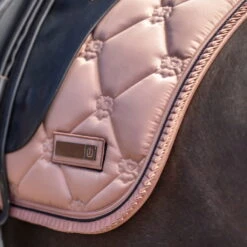 Saddle Pad IRHLovely SS23, Jumping Saddle Pad -Equestrian Supplie Shop ir springschabracke irhlovely rosy lifestyle 1280x1280