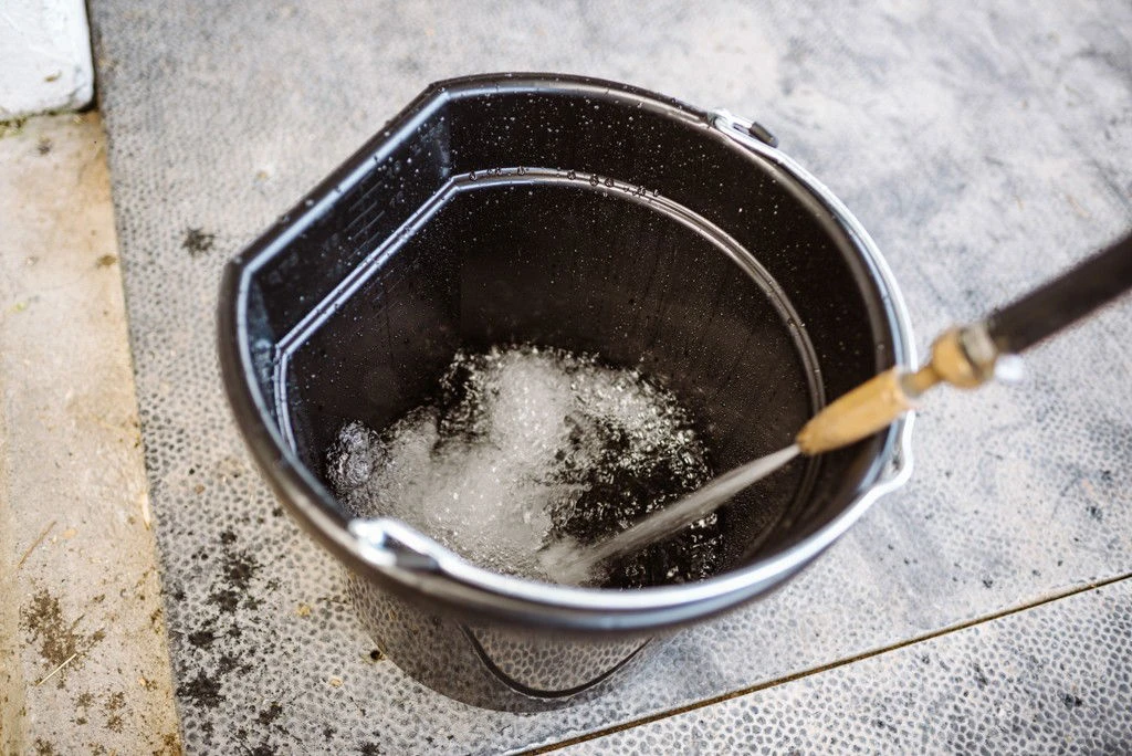 KERBL Feed And Water Bucket FlatBack 4 KERBL Feed And Water Bucket FlatBack - Image 2