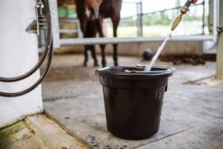 KERBL Feed And Water Bucket FlatBack 7 KERBL Feed And Water Bucket FlatBack -Equestrian Supplie Shop kerbl futtereimer flatback schwarz 2 1280x1280